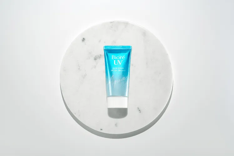 Bioré UV Aqua Rich Watery Essence in its shimmering ocean coral blue packaging